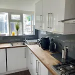 Spacious 2 Bedroom Home With Garden And Driveway Near Wimbledon