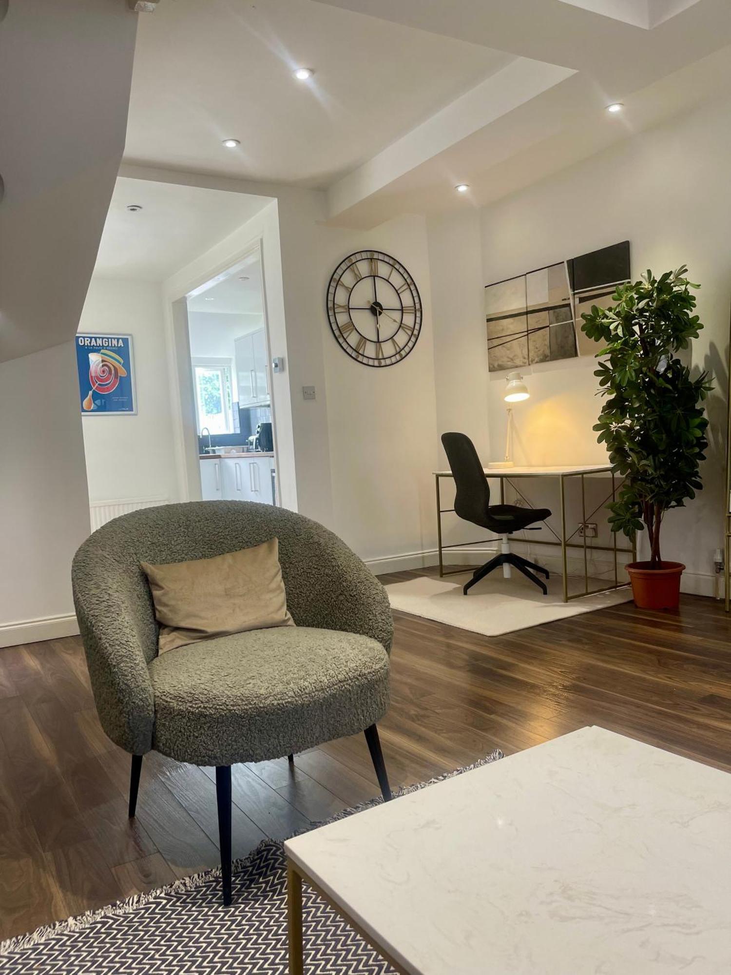 Spacious 2 Bedroom With Garden And Driveway Near Wimbledon Apartment London